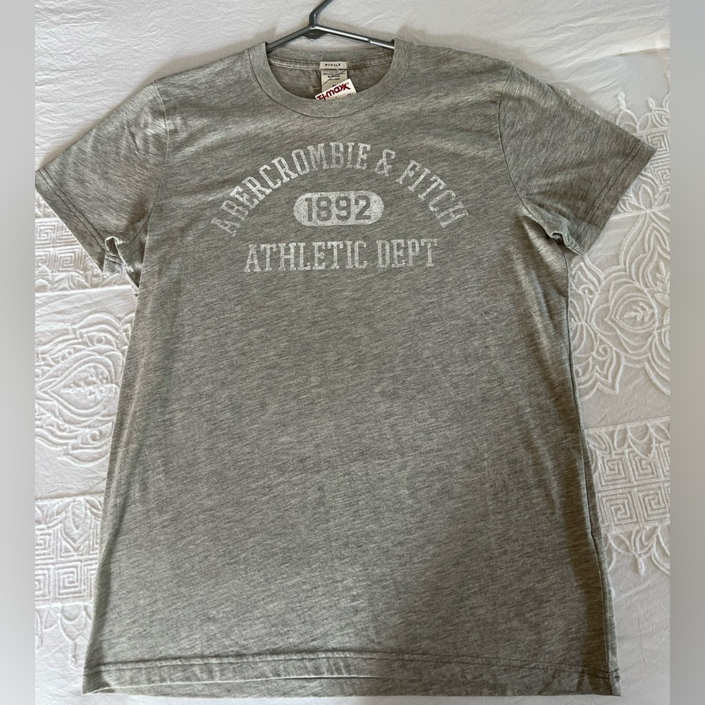 NWT Men’s Abercrombie & Fitch, gray and white short sleeve tee. Size Medium.